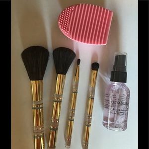 Estée Lauder makeup brushes and brush cleaner tool